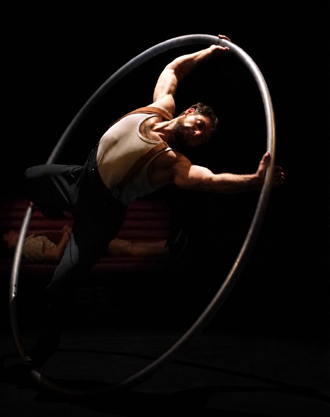 Alexis Rouvre - artiste de cirque et performance Roue Cyr
