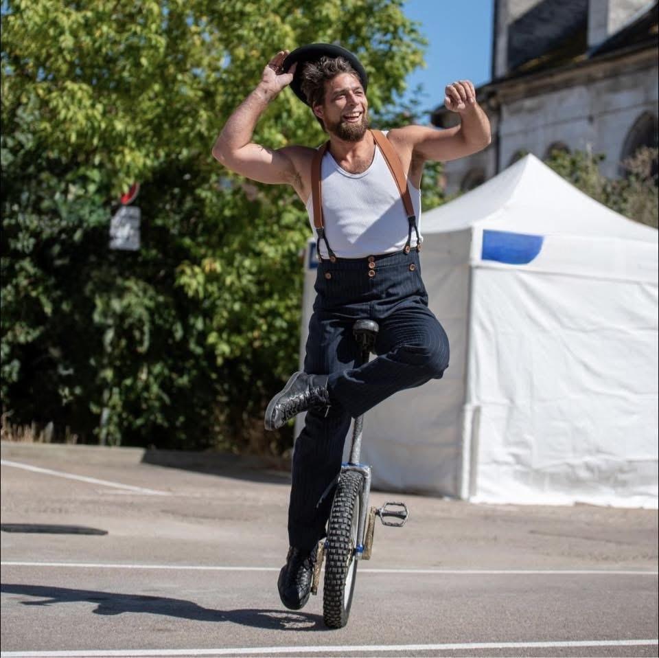 Alexis Rouvre - artiste de cirque et numéro de monocycle